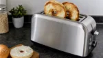 Bagel mit Frischkaese im Toaster roesten