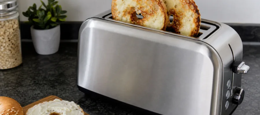 Bagel mit Frischkaese im Toaster roesten