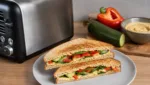Vegetarisches Toaster-Sandwich mit Hummus und Gemuese